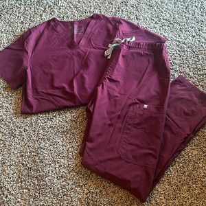 Women’s Figs maroon scrub set ✨